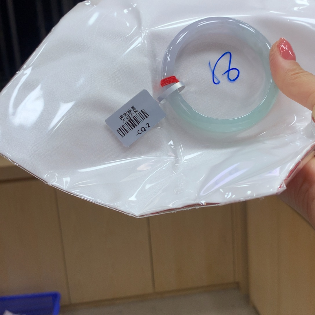 翡翠手镯未镶嵌不退不换