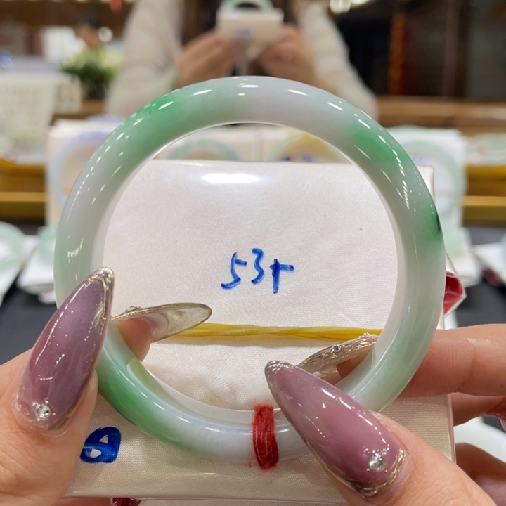 翡翠手镯未镶嵌翡翠