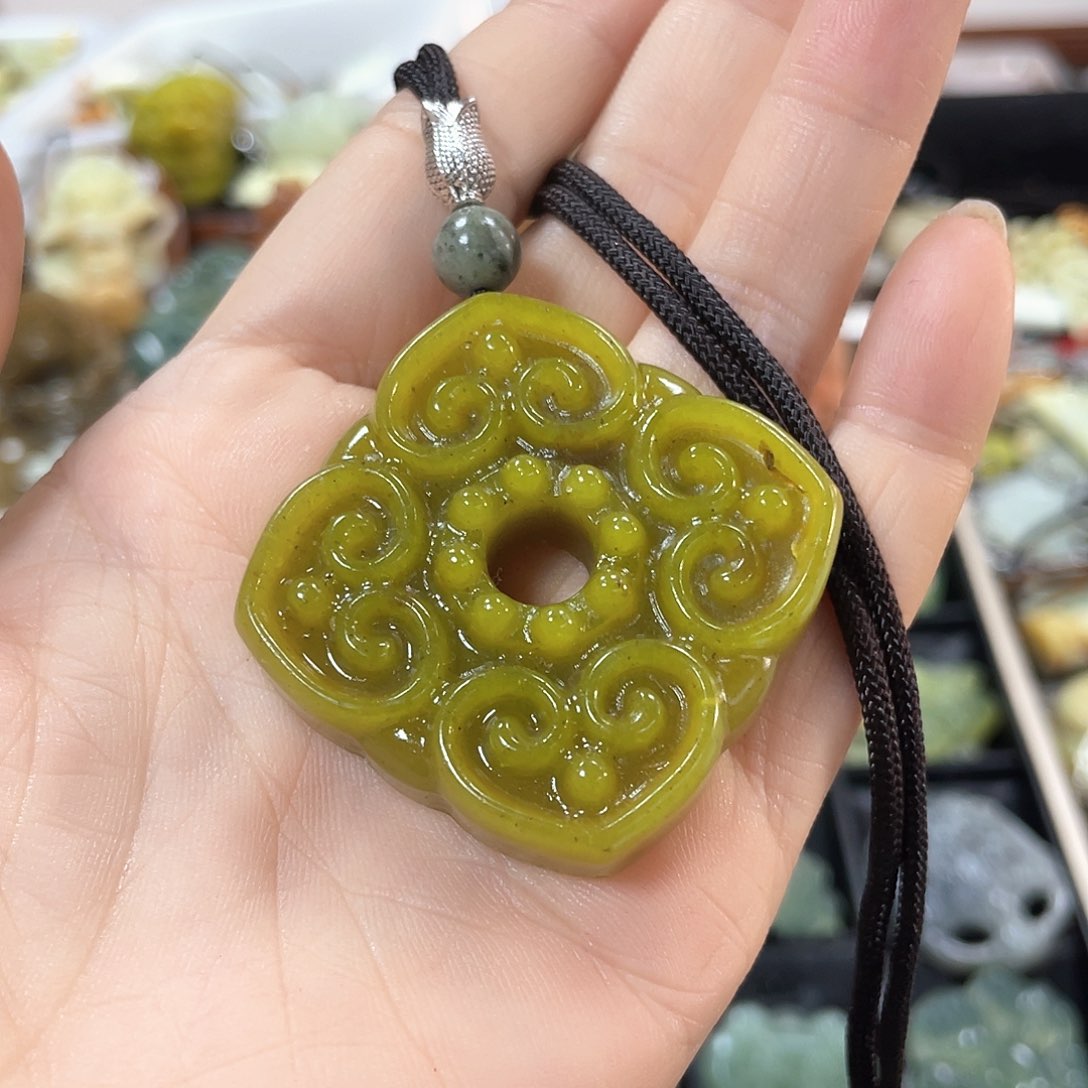 蛇纹石玉颈饰未镶嵌