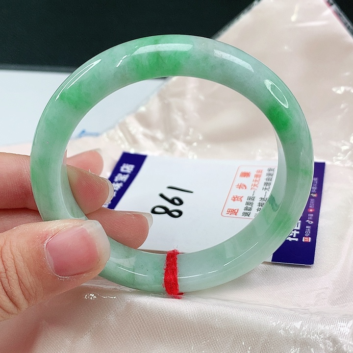 翡翠手镯未镶嵌翡翠