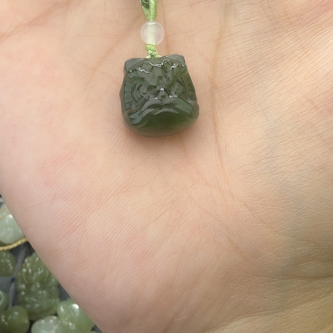 和田玉未镶嵌颈饰醒狮亏本