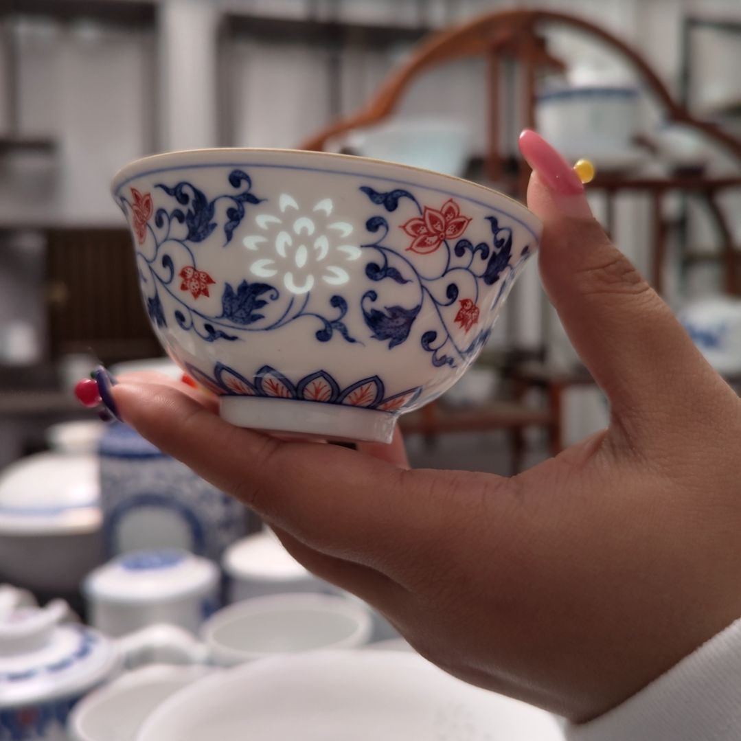 陶瓷缠枝莲釉下红主人杯一个