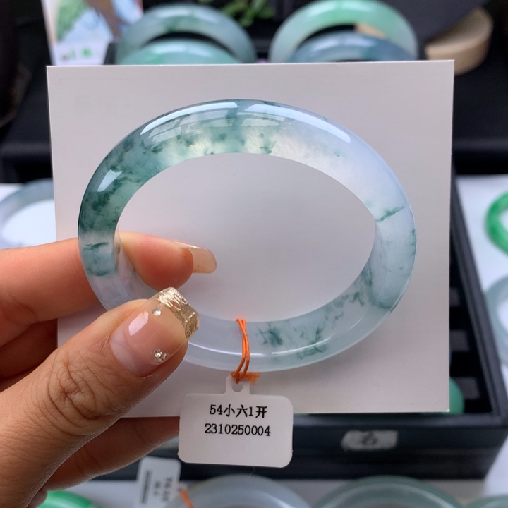 翡翠手镯未镶嵌贵妃