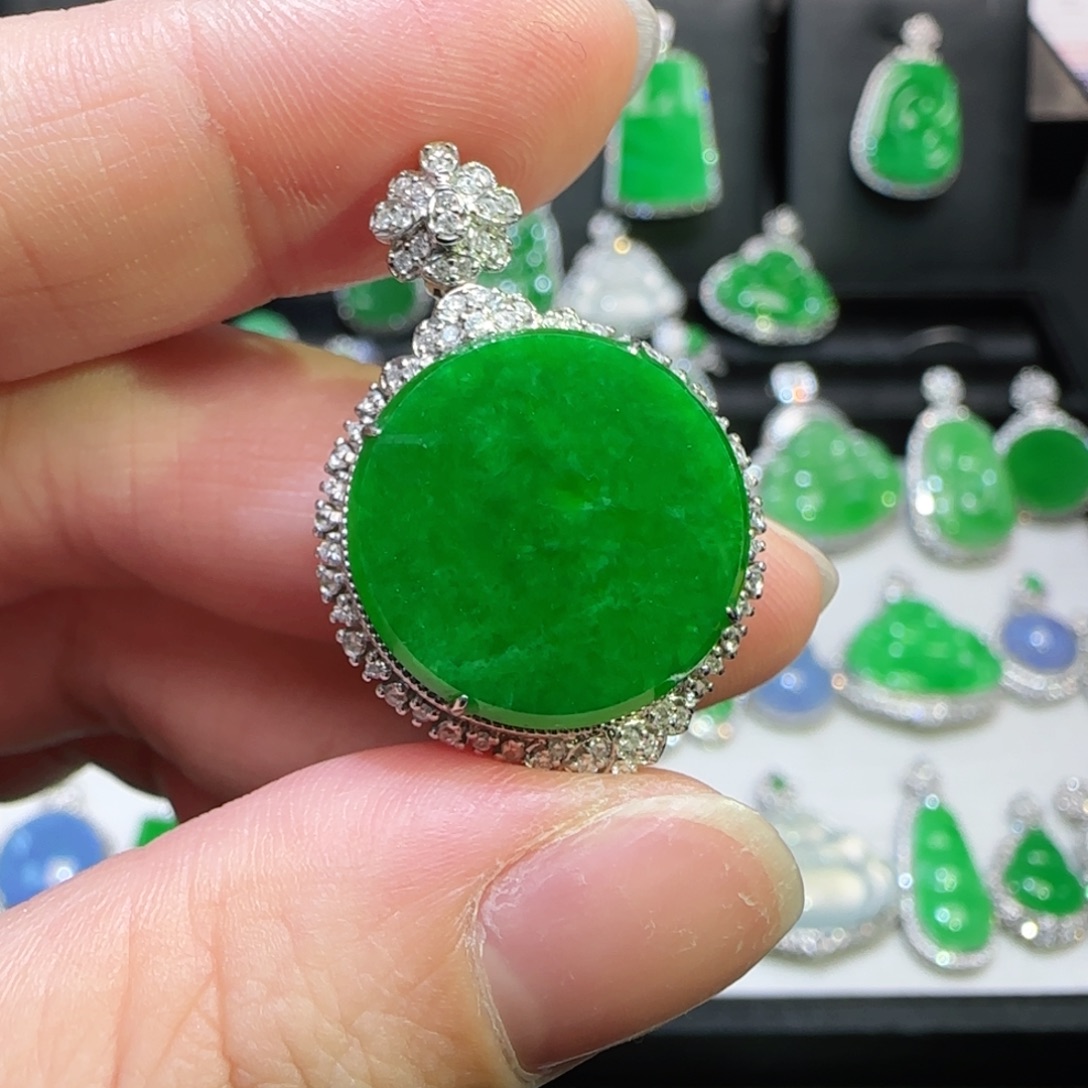 翡翠18K金镶嵌颈饰