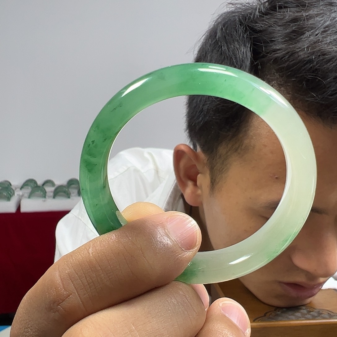 石英质玉（非洲翠）手镯未镶嵌