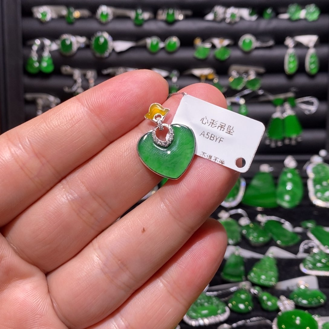 翡翠颈饰18K金镶嵌心形吊坠