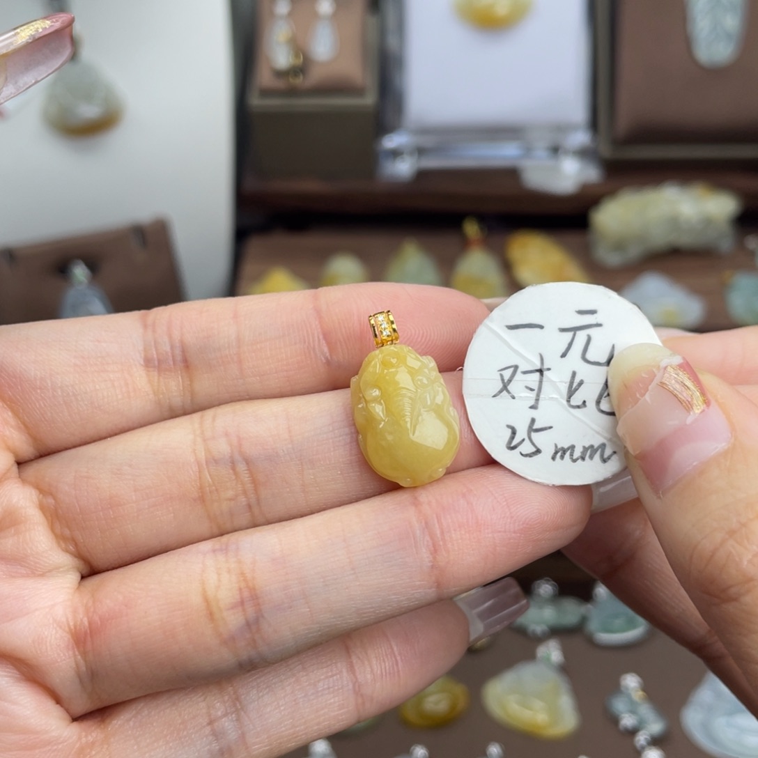 翡翠颈饰未镶嵌?翡翠