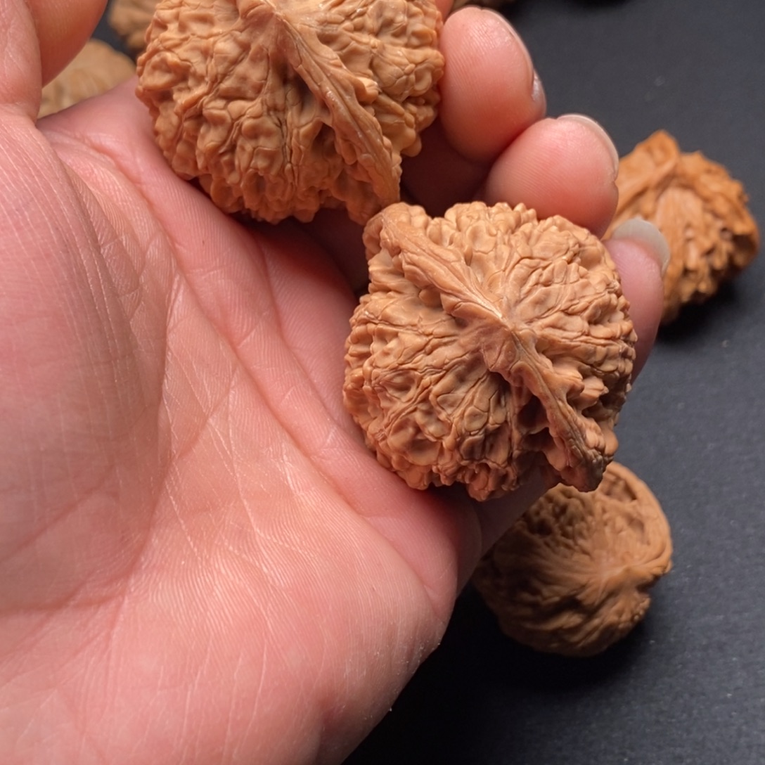 世***得桃核把件文玩核头