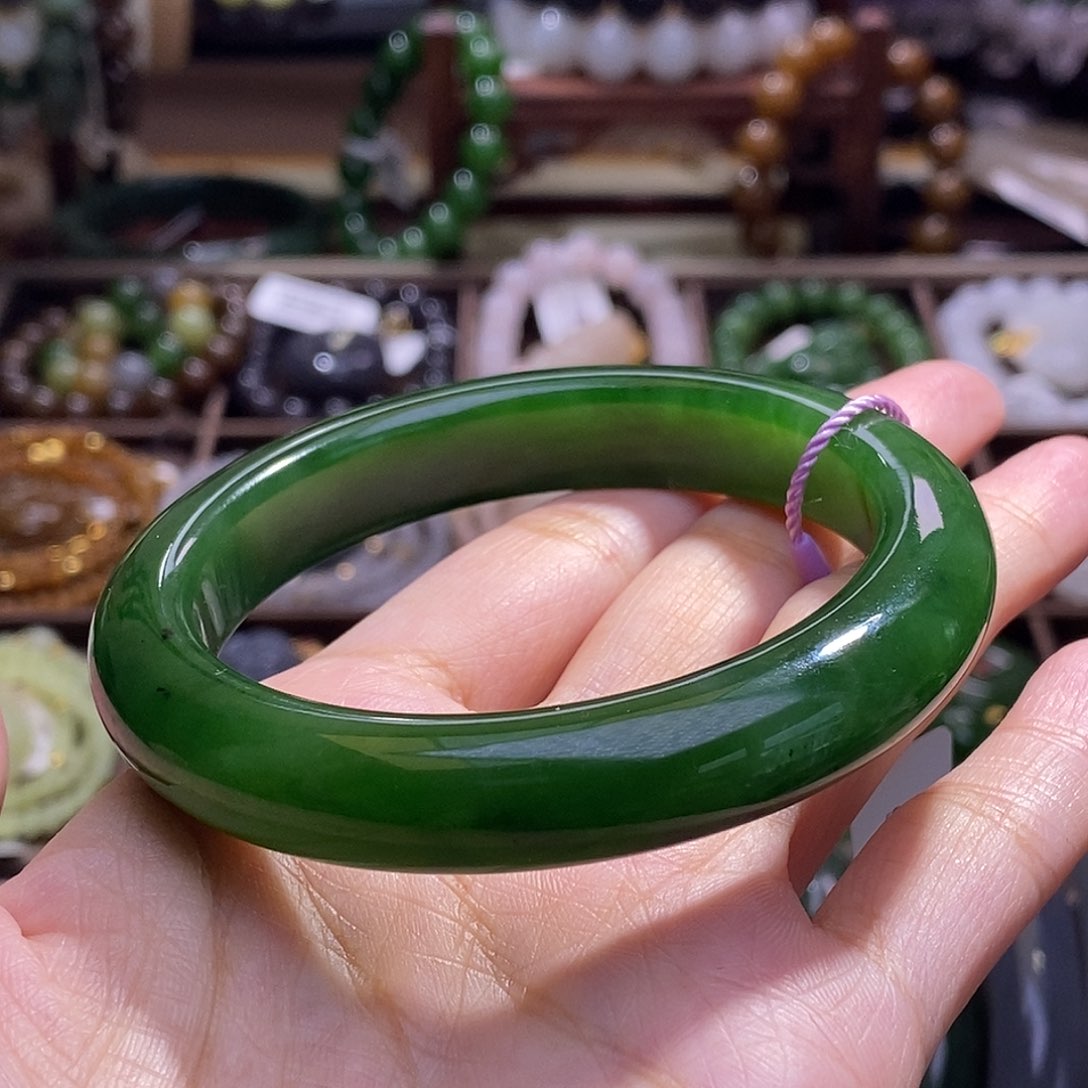 颈饰未镶嵌和田玉毕业级56老矿料碧玉满绿手镯