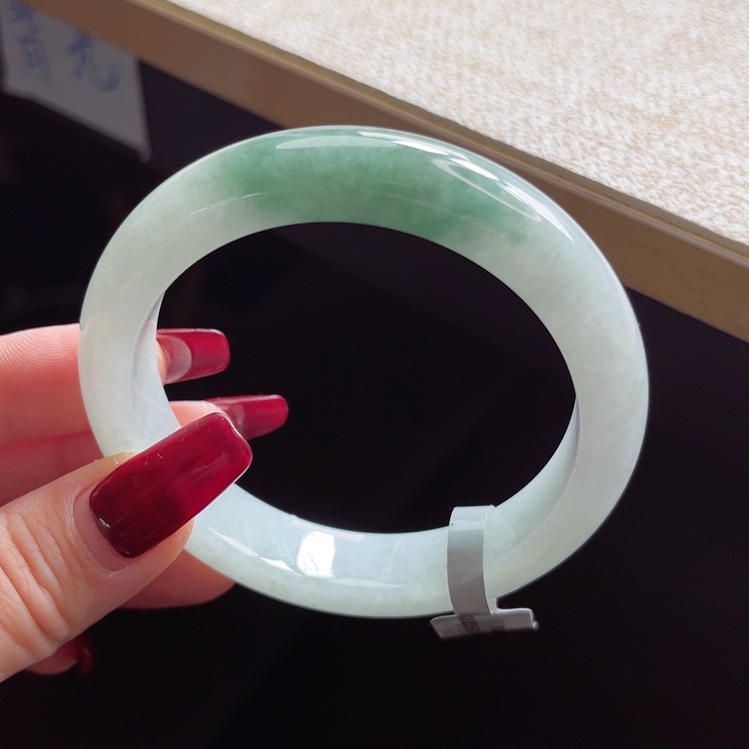 翡翠手镯未镶嵌手镯