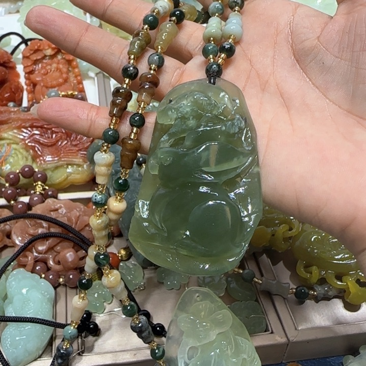 蛇纹石玉未镶嵌吊坠