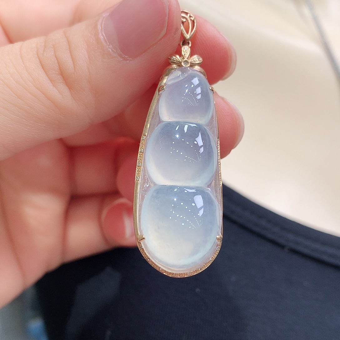 翡翠18K金镶嵌颈饰福豆