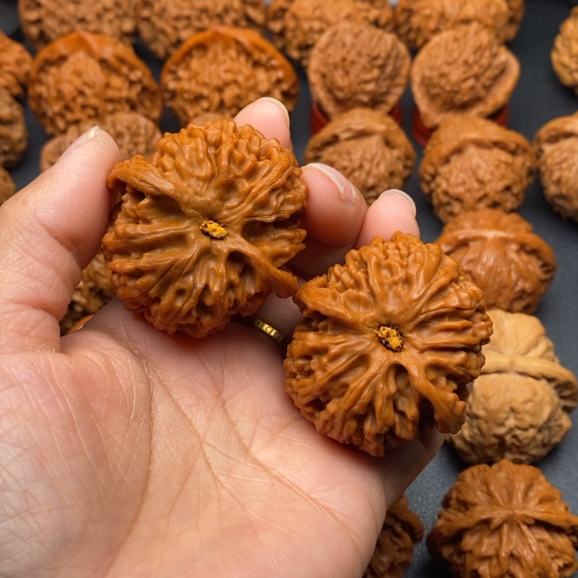 【闪购商品】文玩核桃把件张*疯苹果园