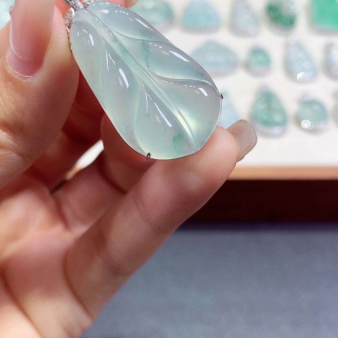 翡翠18K金镶嵌颈饰翡翠