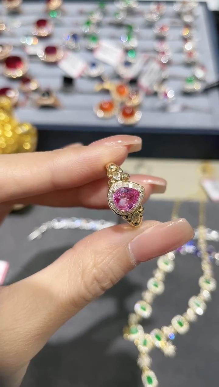 18K金镶嵌彩色蓝宝石戒指