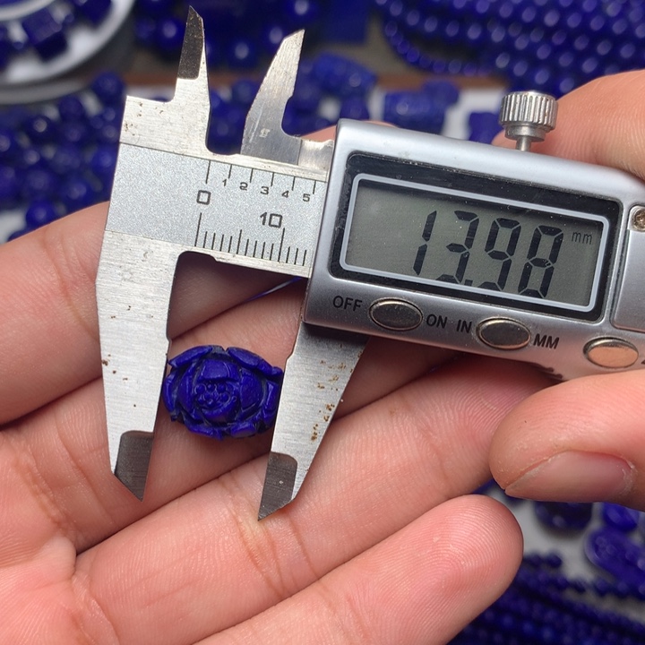 青金石未镶嵌牡丹花