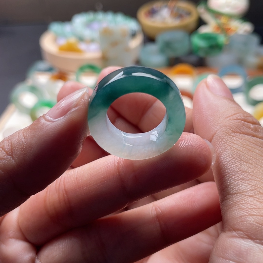 定制翡翠未镶嵌半山水