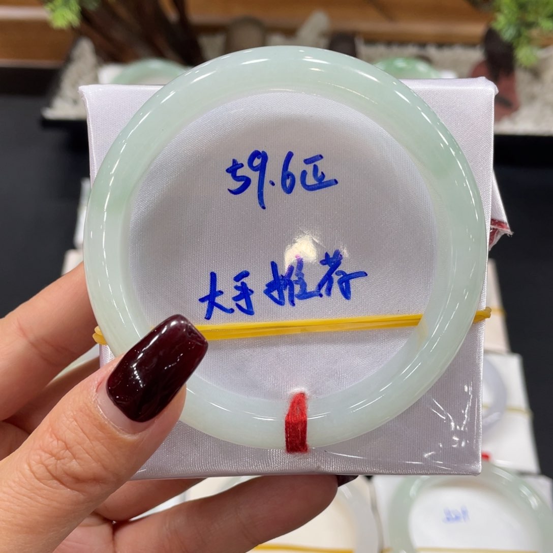 翡翠手镯未镶嵌天然翡翠