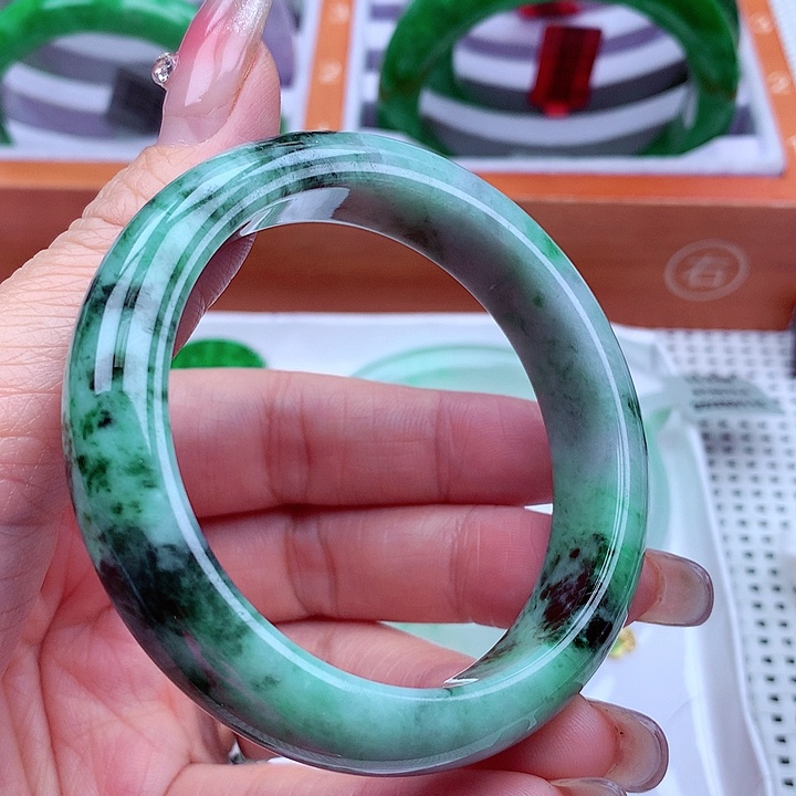 翡翠手镯未镶嵌翡翠