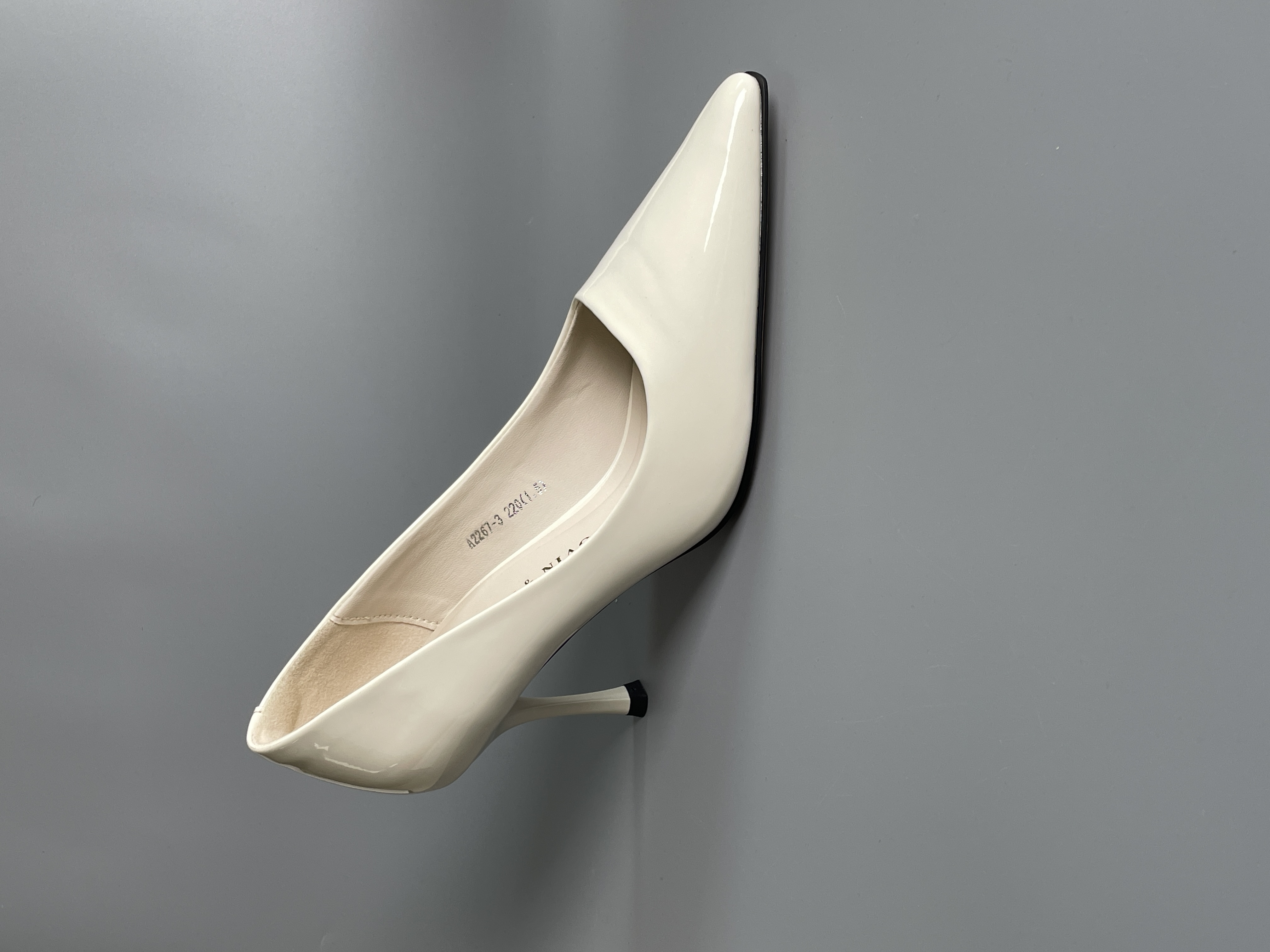 2267-3米色细跟高跟鞋