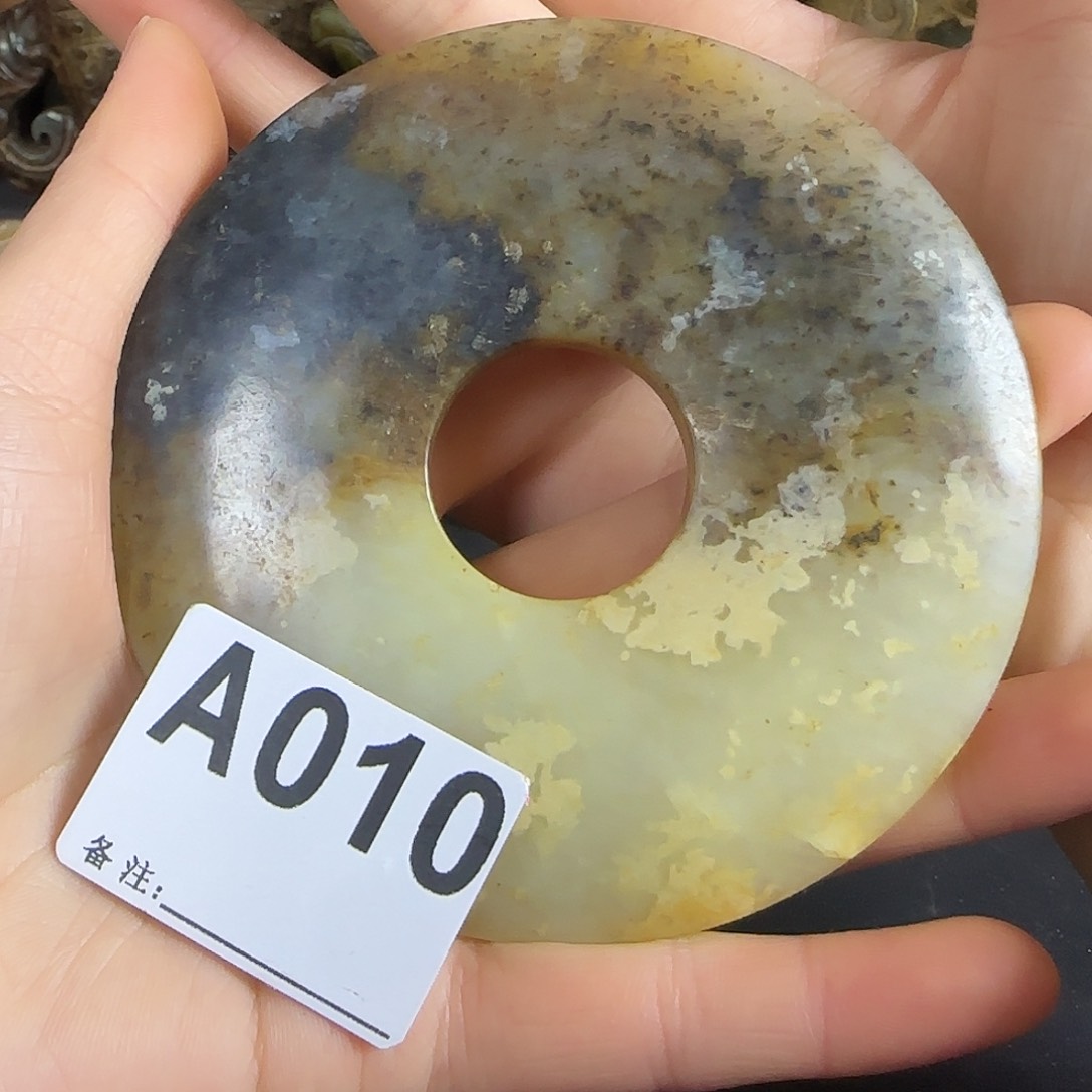 透闪石质玉挂件未镶嵌