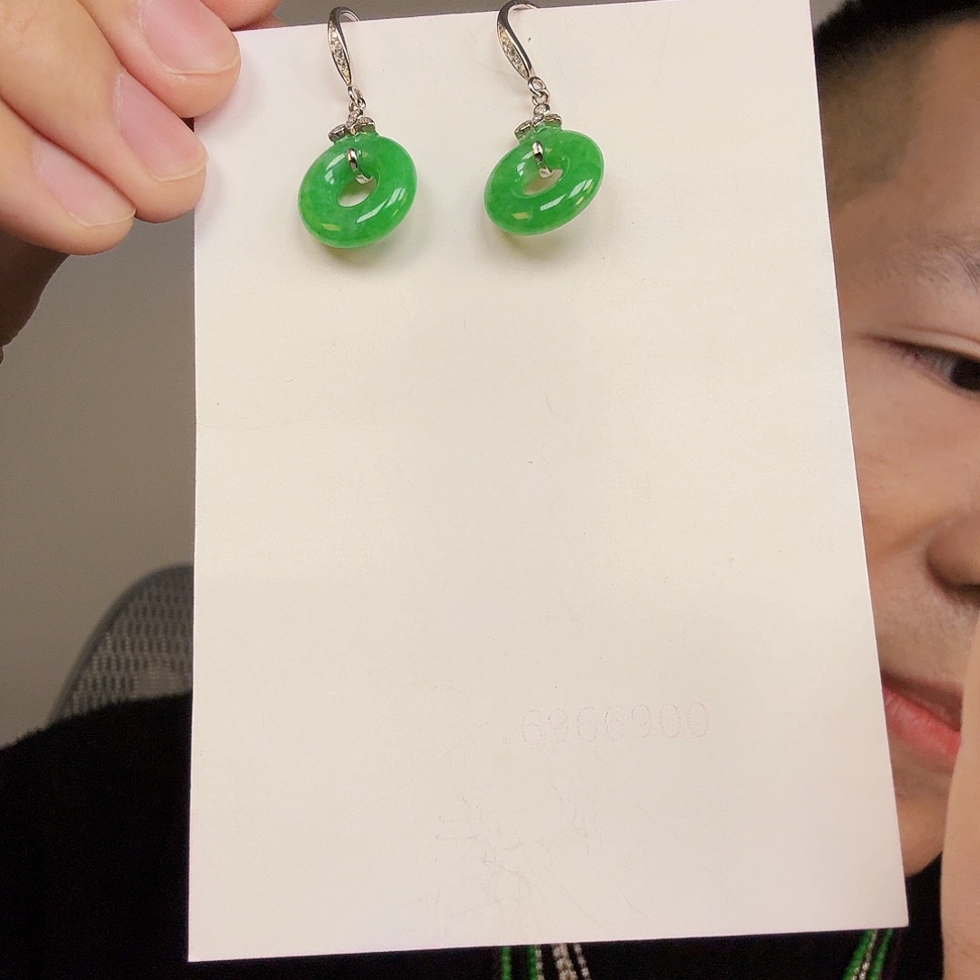 翡翠未镶嵌颈饰一对