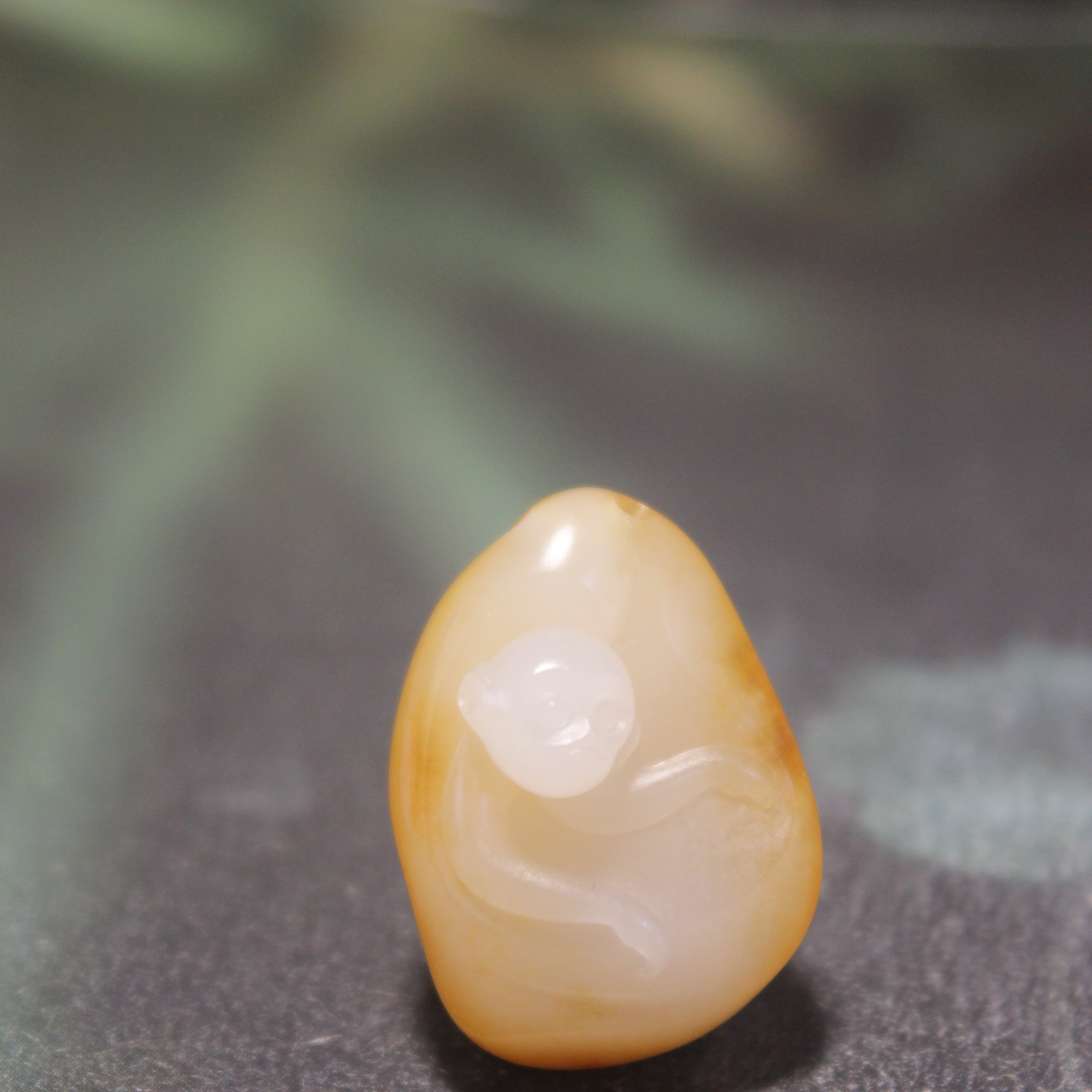 方小伟作和田玉 小灵猴 天然沁色玉种 背面满原皮毛孔老熟重3.9克