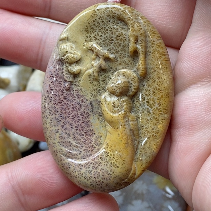 颈饰未镶嵌硅化珊瑚（珊瑚玉）