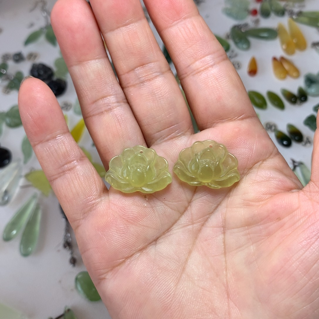 未镶嵌蛇纹石玉耳环