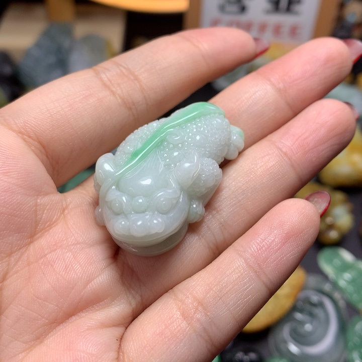 翡翠未镶嵌颈饰金蟾