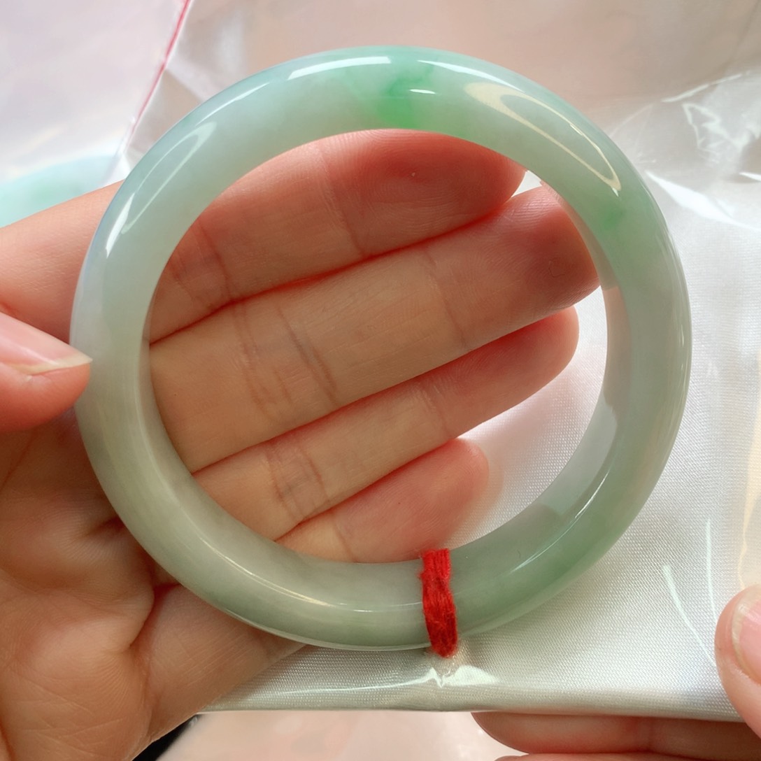 翡翠手镯未镶嵌兜****?57正