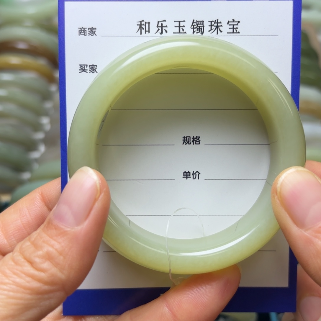 和田玉手镯未镶嵌?*