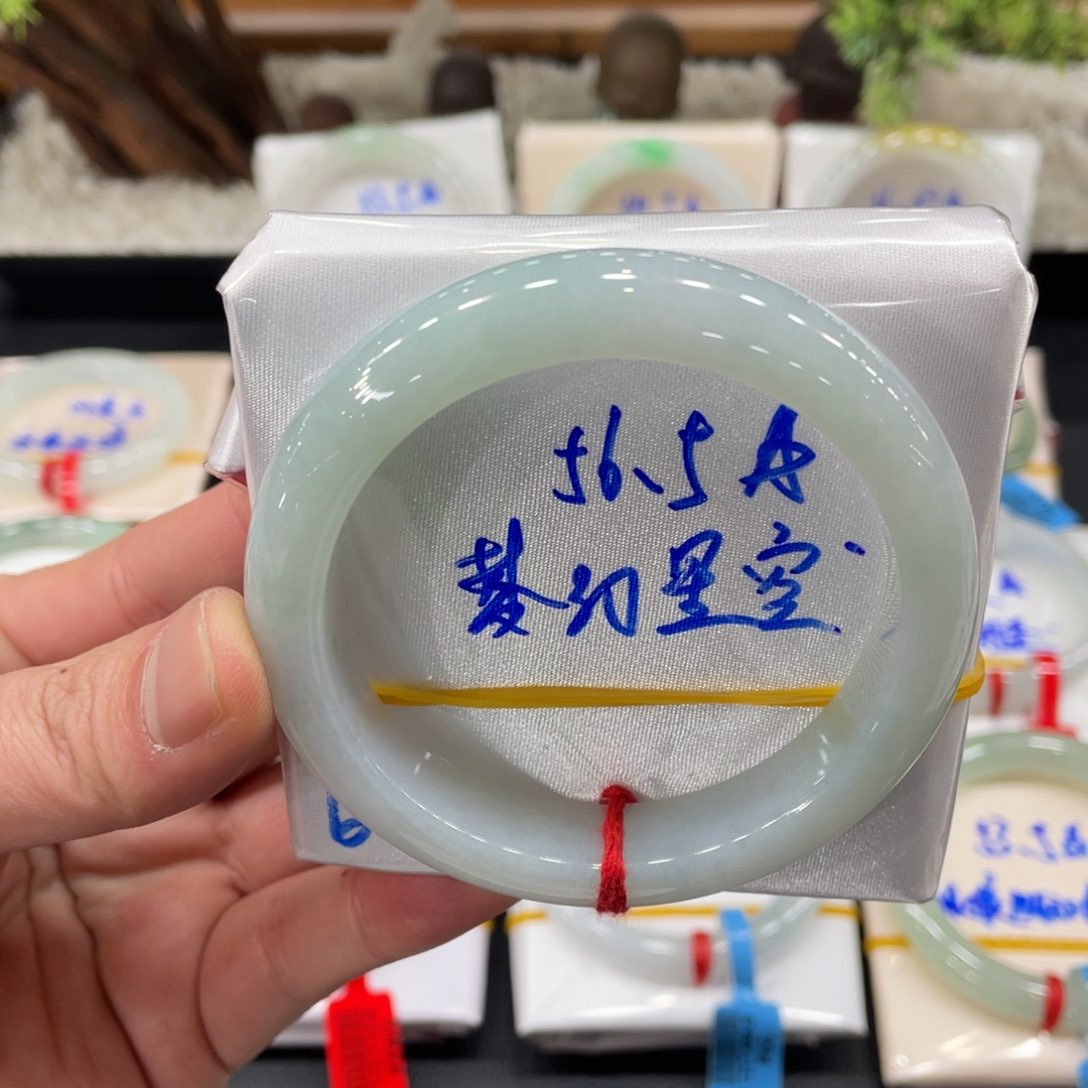 翡翠手镯未镶嵌翡翠