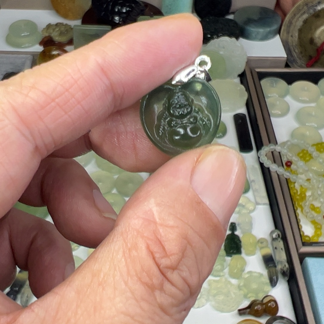 岫玉未镶嵌颈饰绿冰佛公