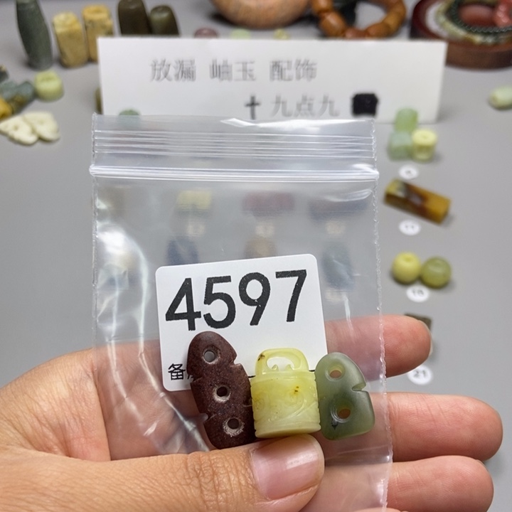 L***x未镶嵌蛇纹石玉颈饰