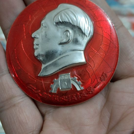 用***7其他普通金属圆形红色人物像章
