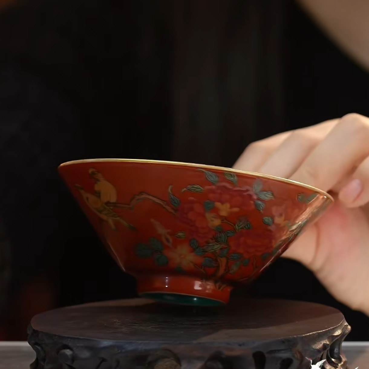 珊瑚红地粉彩花鸟纹斗笠杯