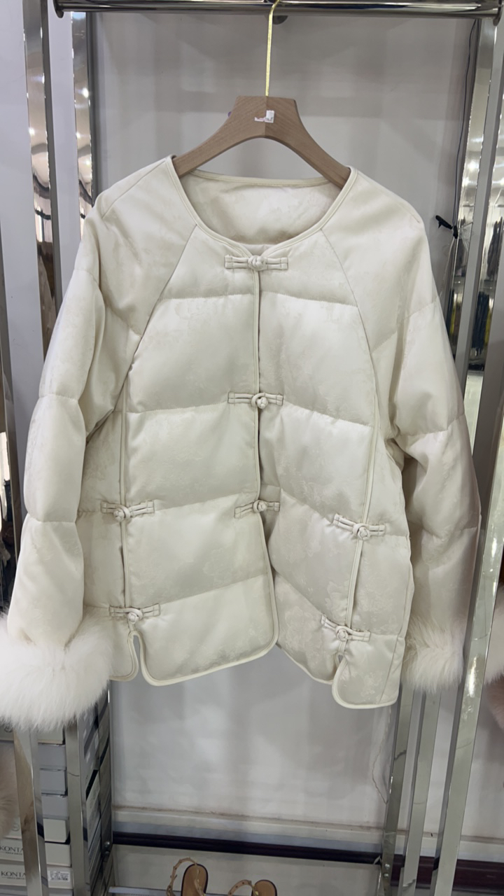 女装简约圆领常规款百搭修身冬季轻薄女士时尚保暖