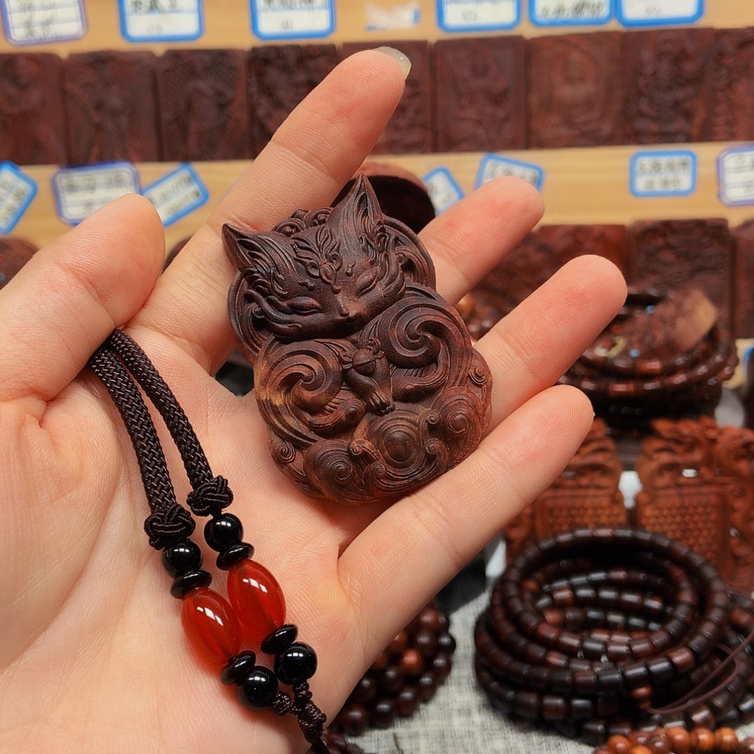 宸***呀黄花梨/降香黄檀无事牌海南黄花梨 九尾狐