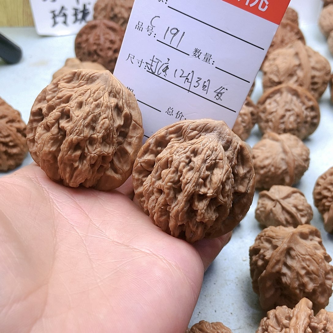 把件桃核腻**生191号虎头45尺
