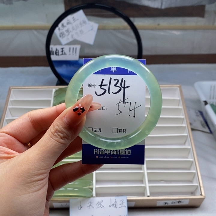 蛇纹石玉手镯未镶嵌