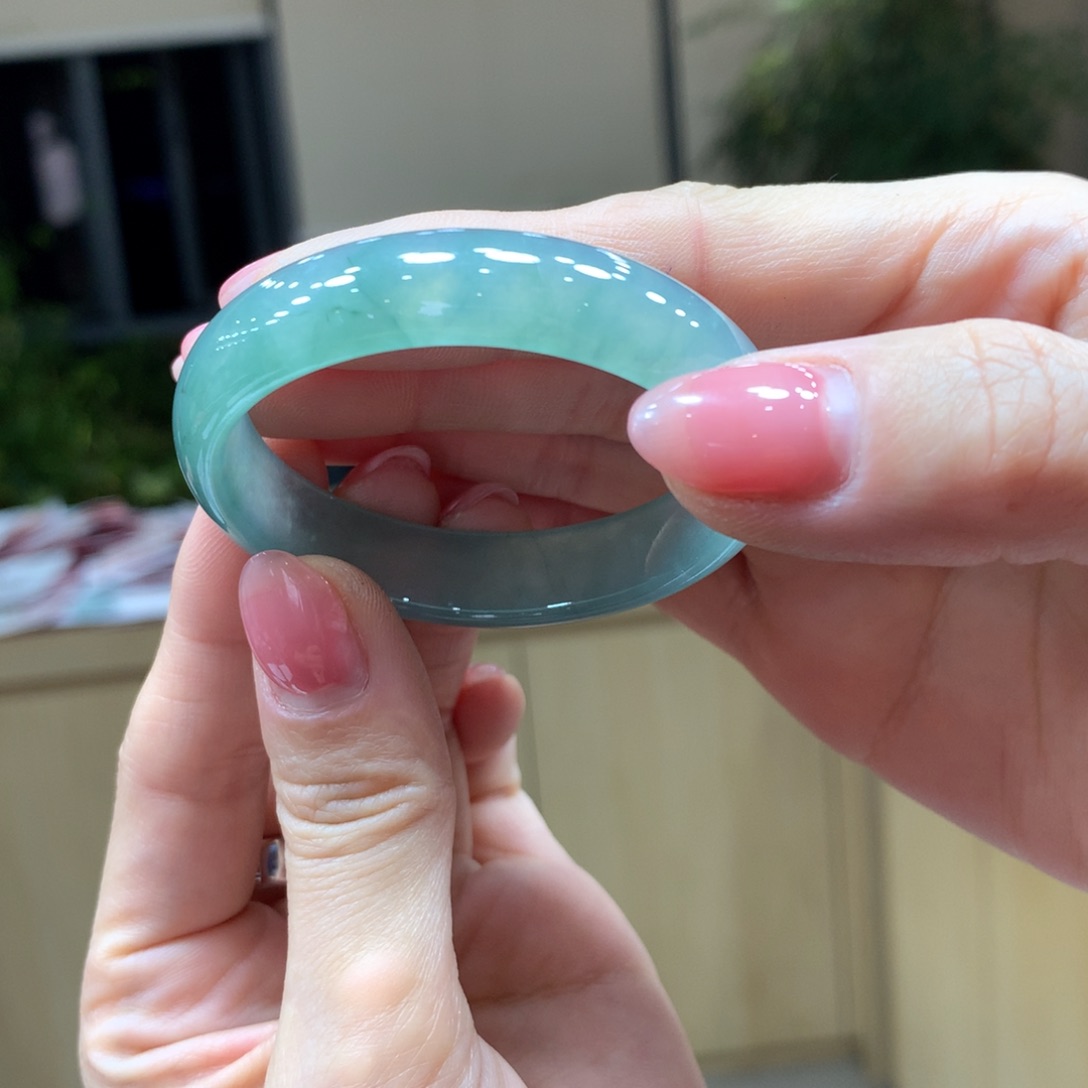 翡翠手镯未镶嵌不退不换