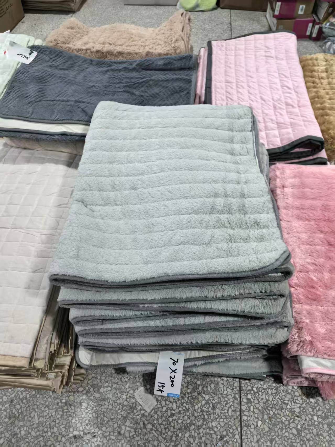 《厚广家》3楼70×200灰色兔毛绒沙发垫 发1张