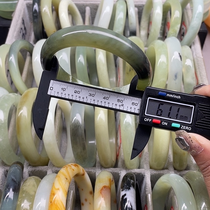 蛇纹石玉未镶嵌手镯210