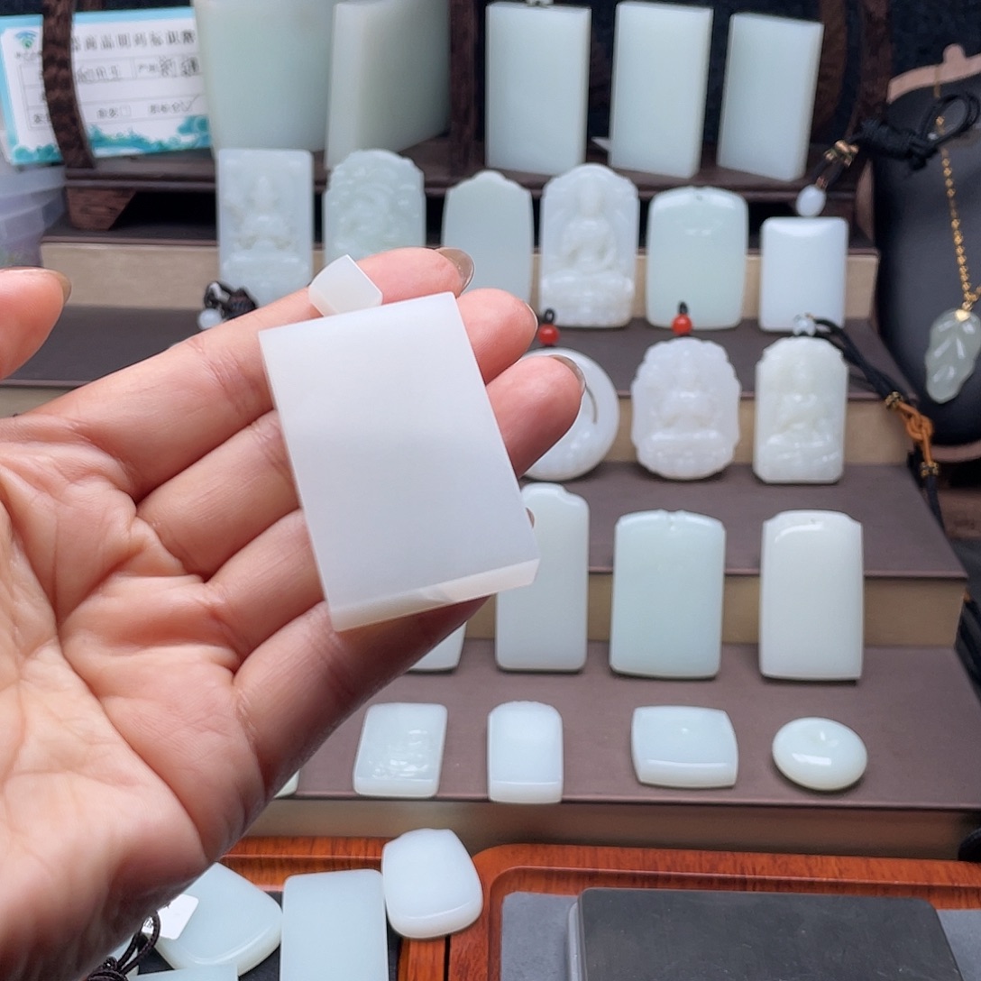 俊***业和田玉未镶嵌颈饰