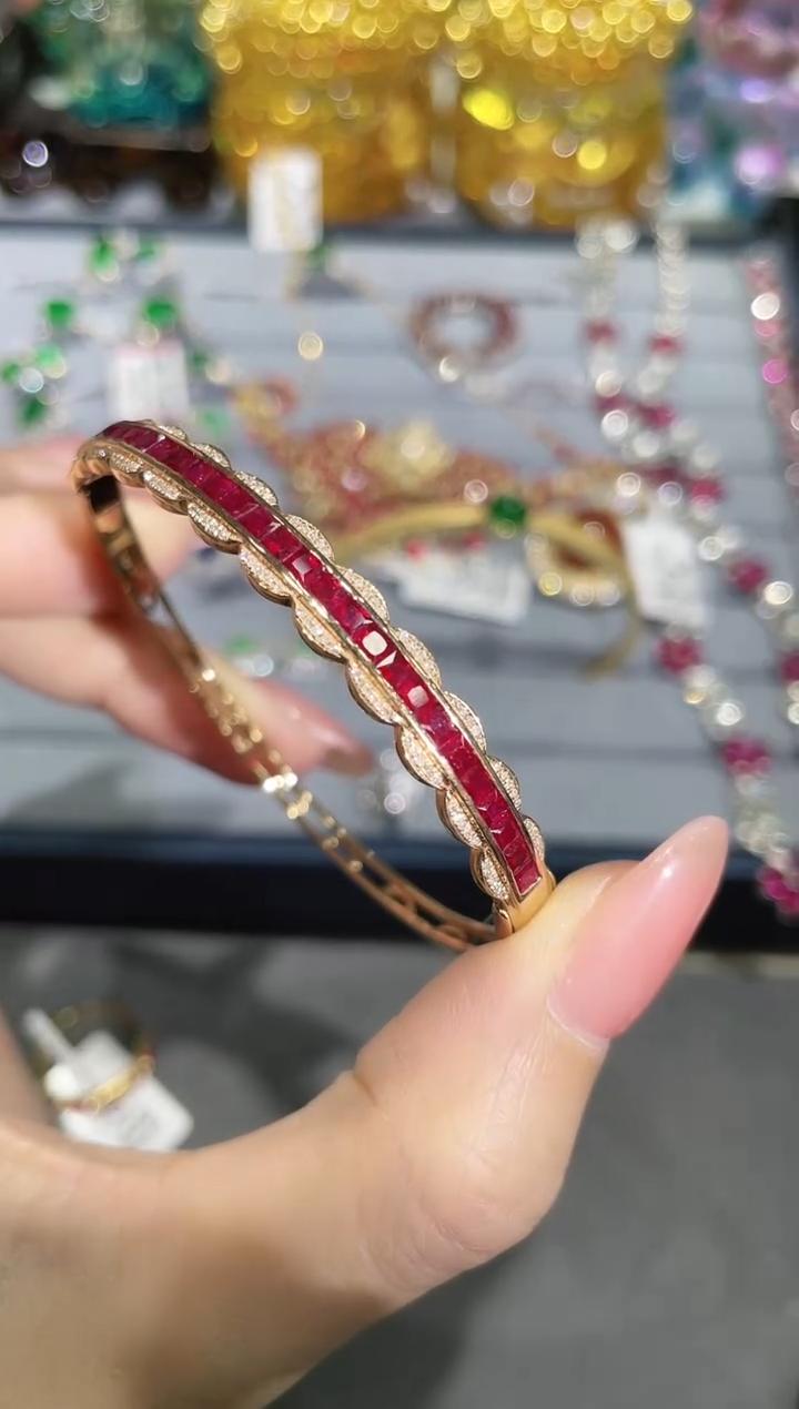 18K金镶嵌天然红宝石手镯无边镶嵌款