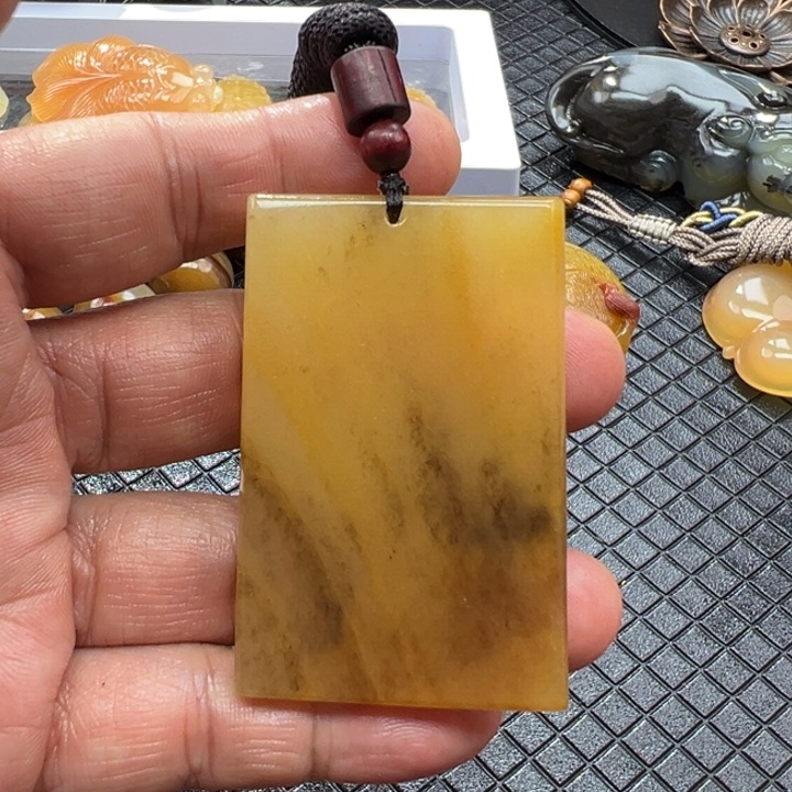 石英质玉（黄龙玉）颈饰未镶嵌