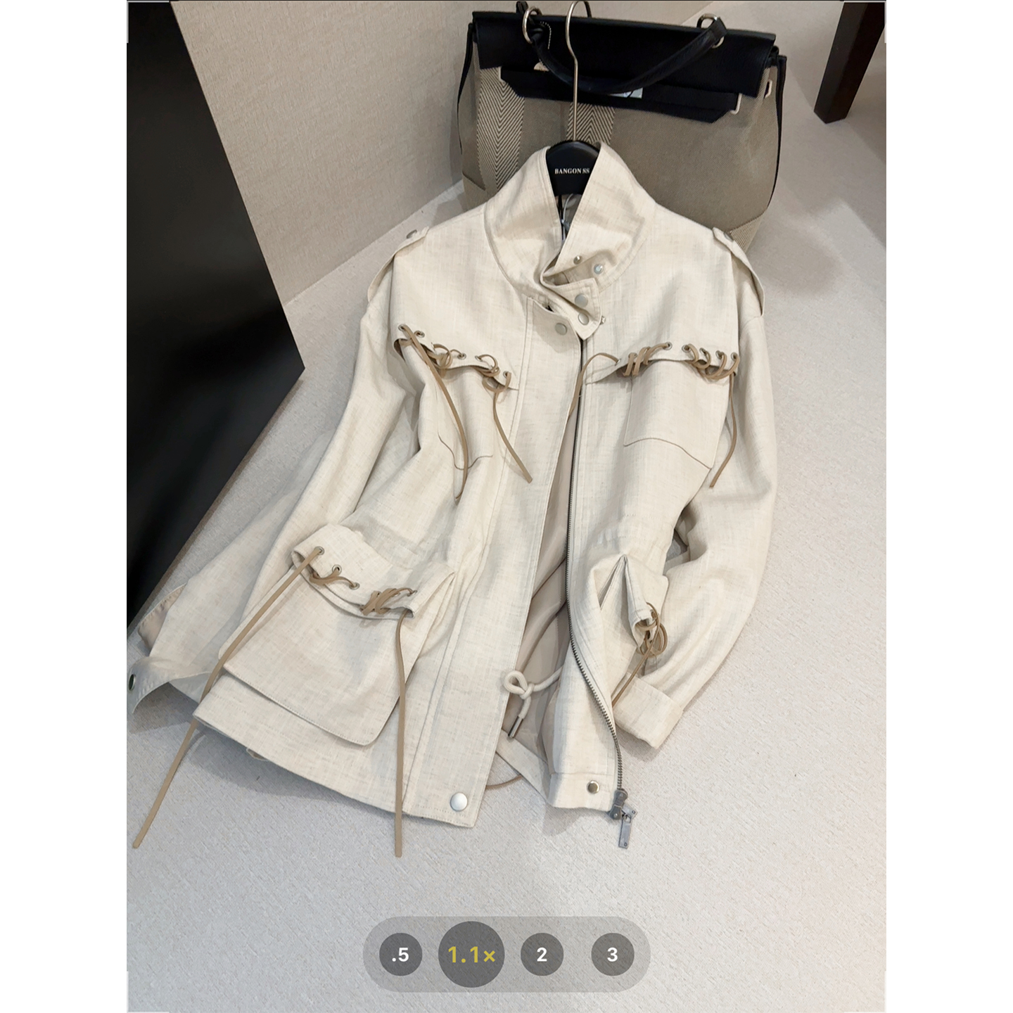 新山 XINSHAN 米白色短款风衣外套口袋穿绳设计感气质宽松上衣女