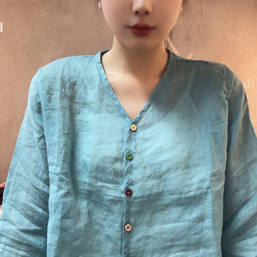 6507彩扣湖蓝色开衫