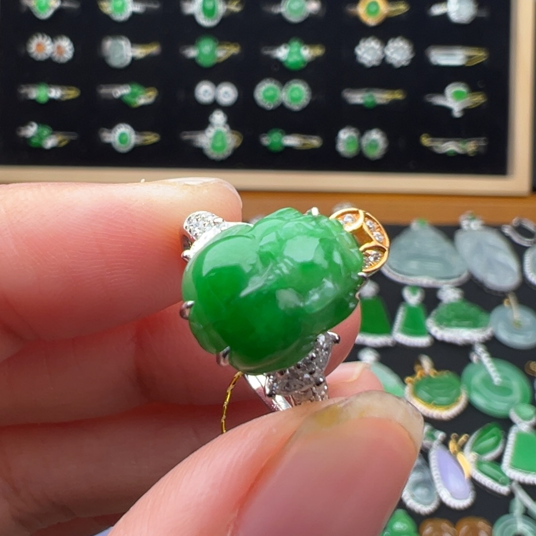 翡翠18K金镶嵌颈饰貔貅